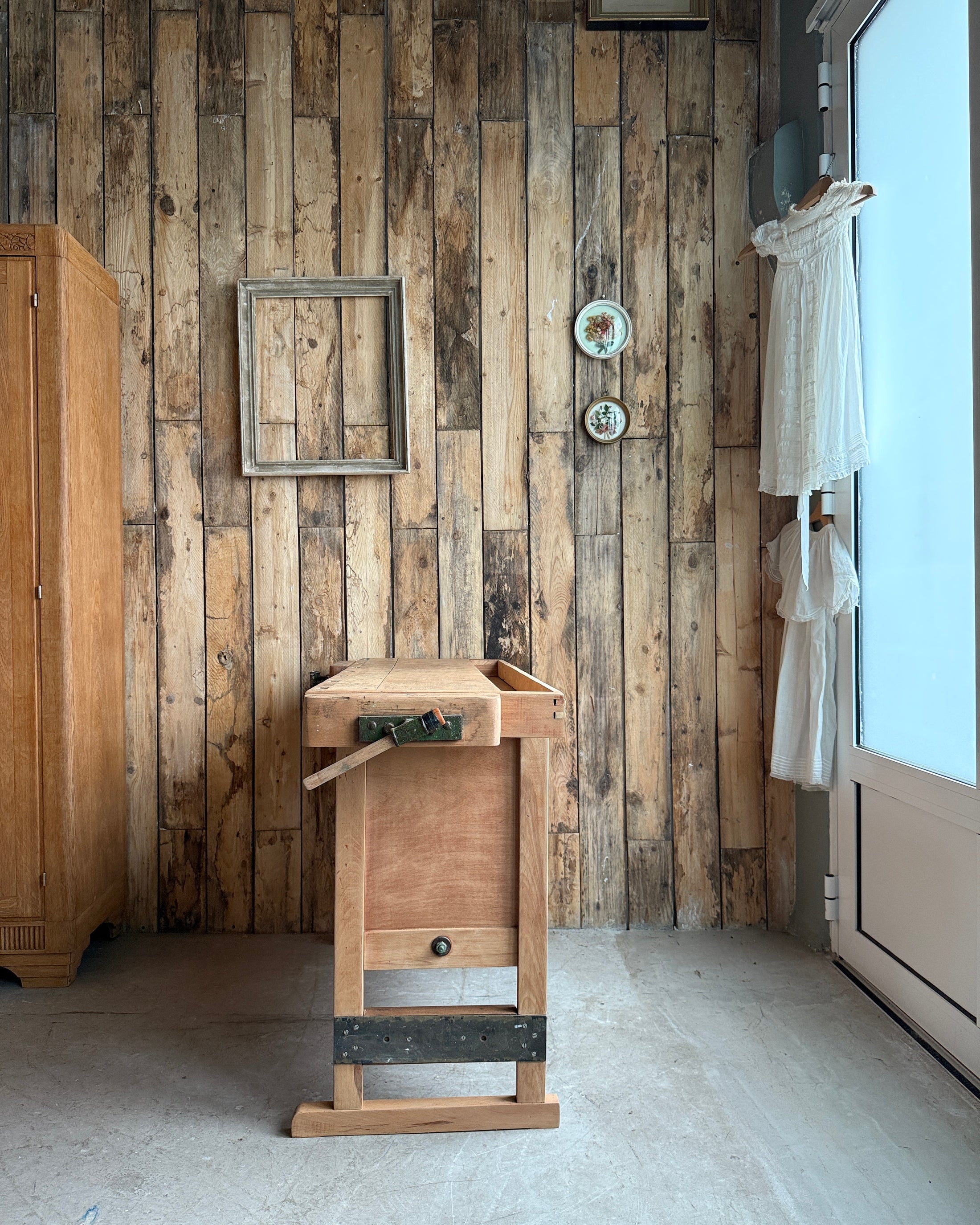 Etabli vintage avec placard à rideau