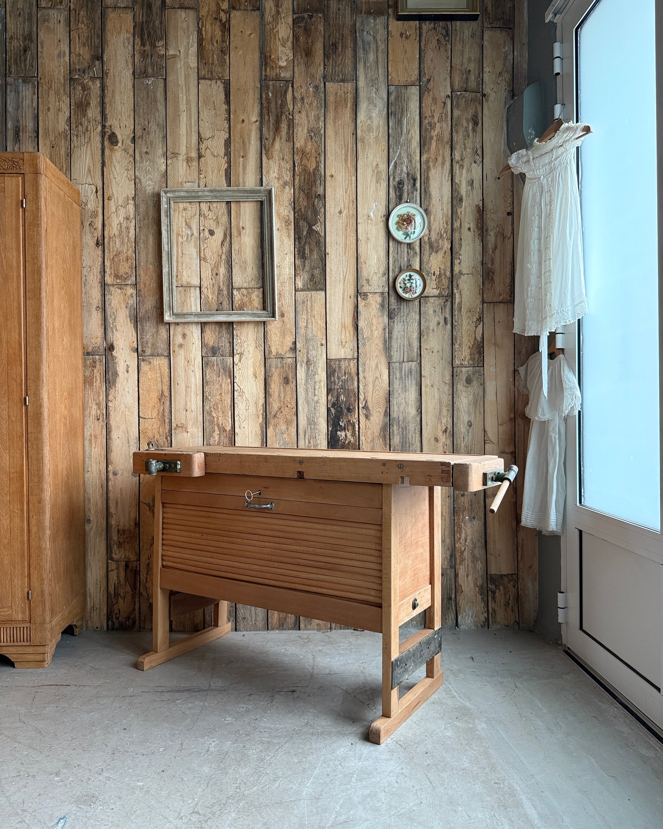 Etabli vintage avec placard à rideau