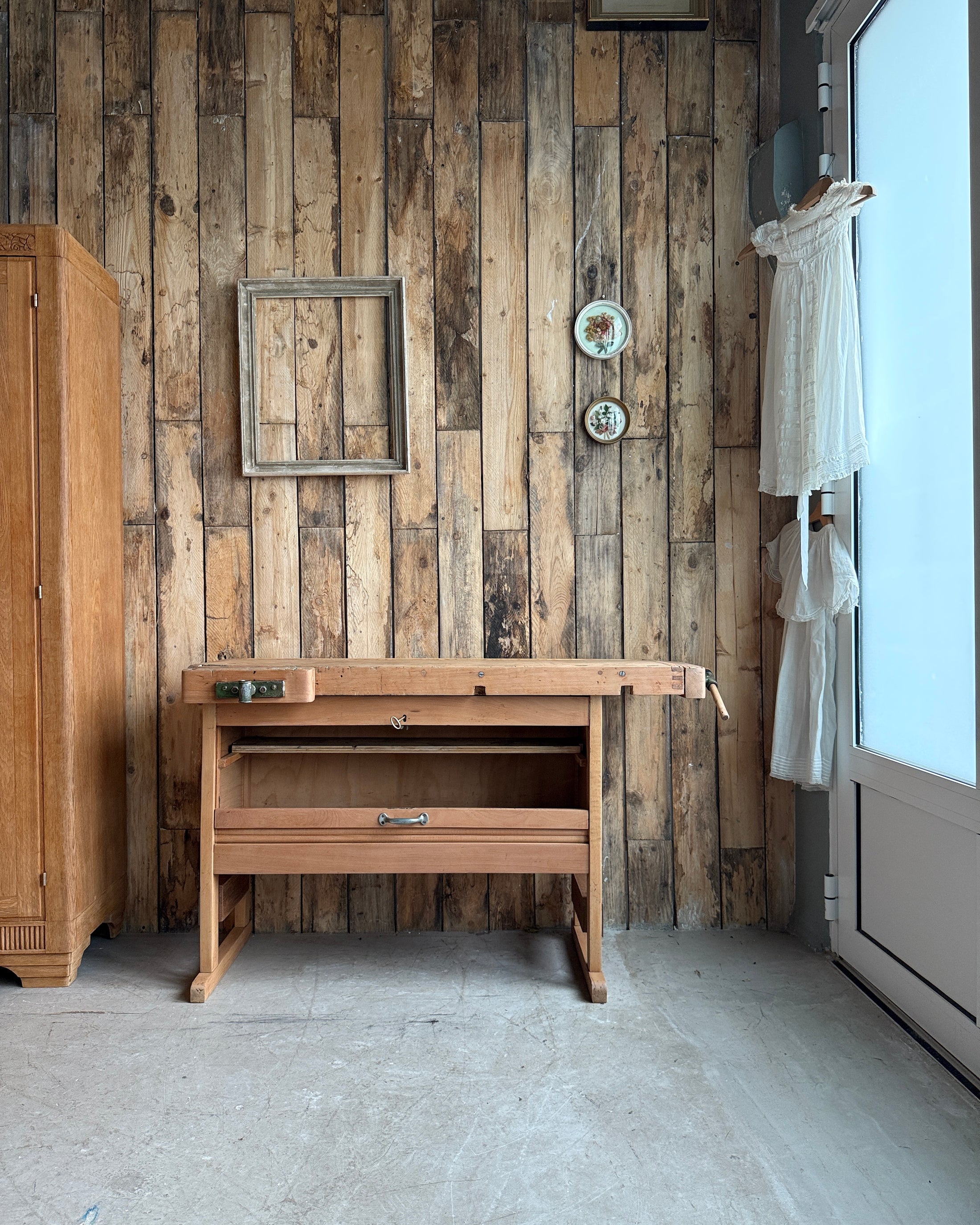 Etabli vintage avec placard à rideau