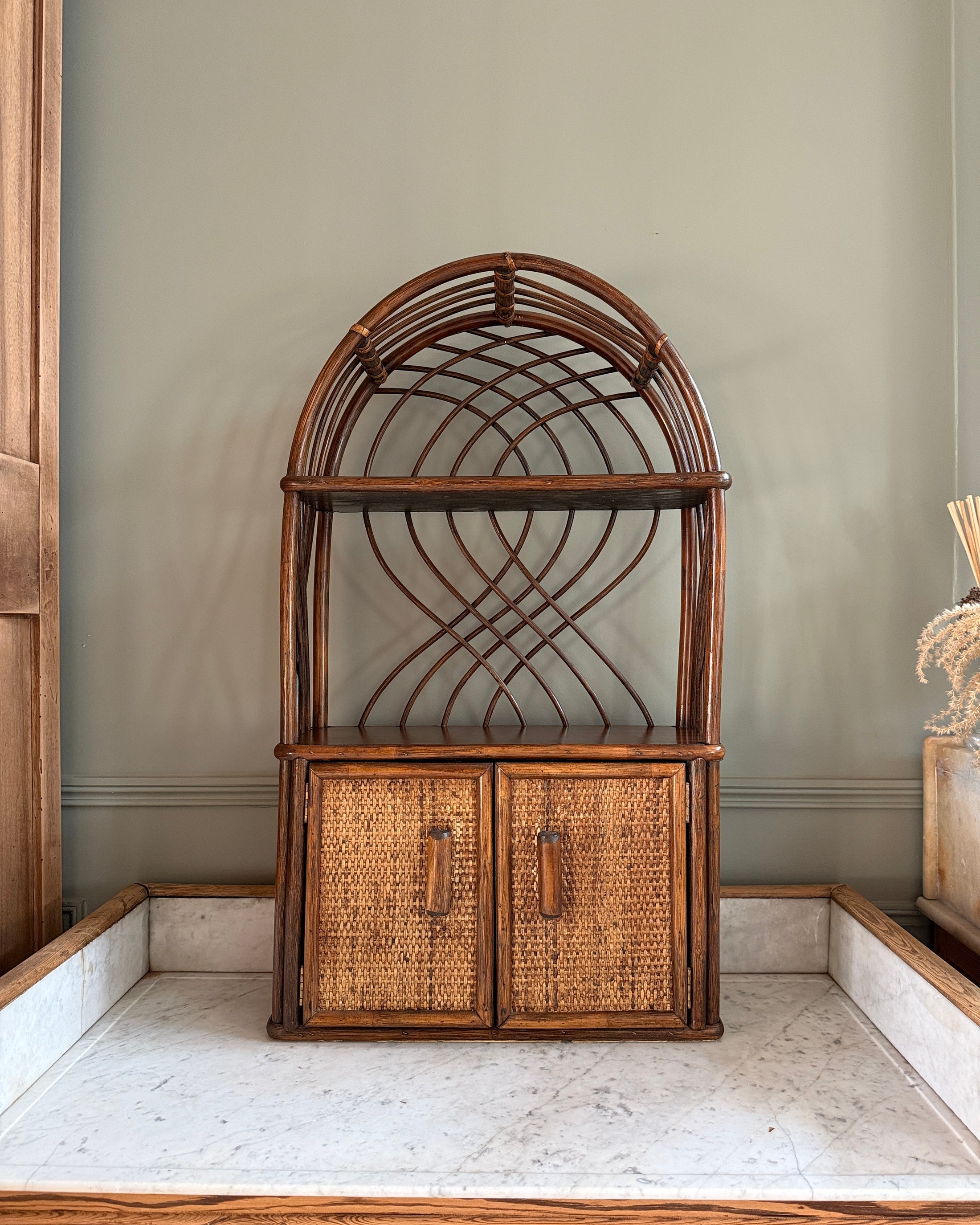 Étagère vintage en rotin