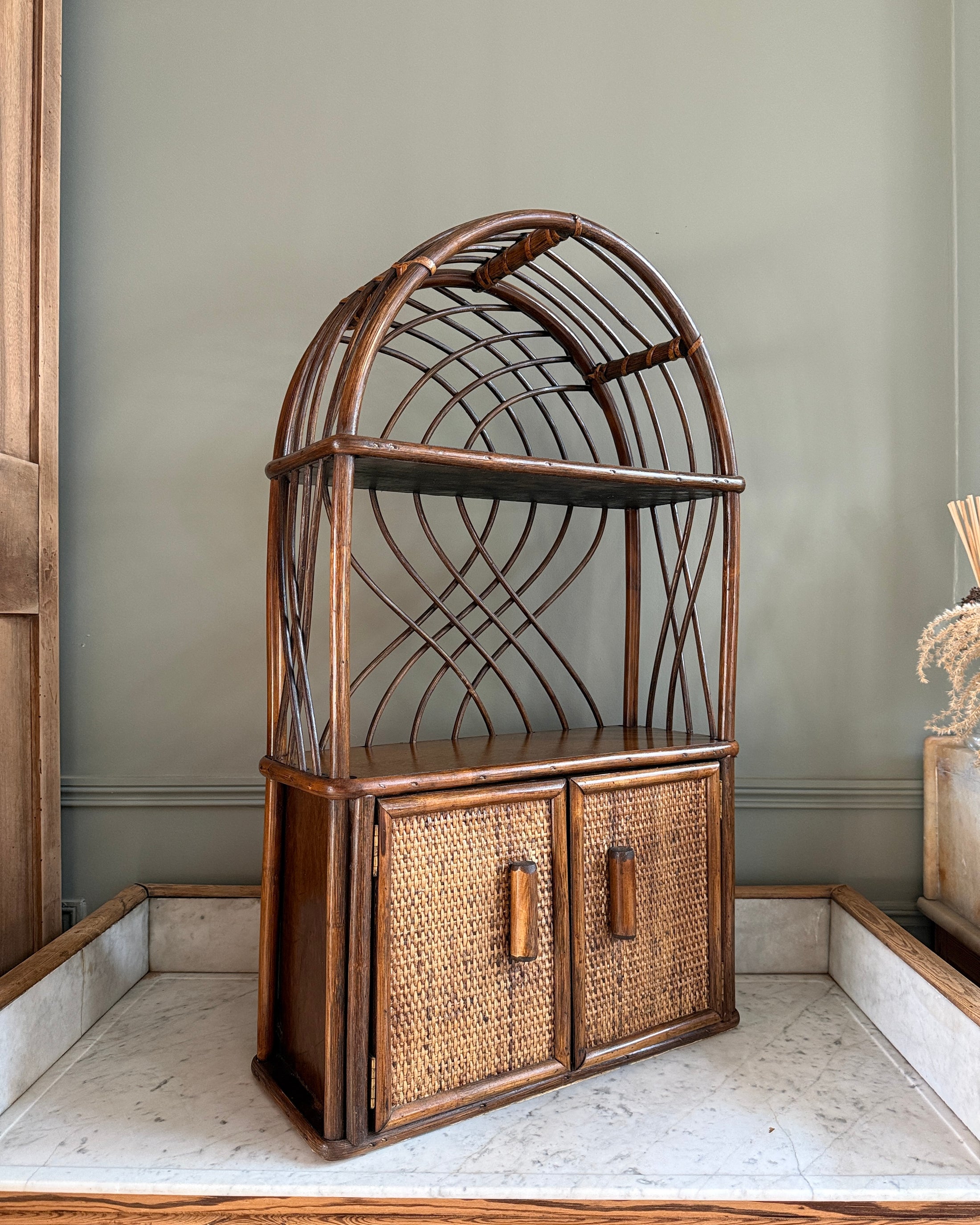 Étagère vintage en rotin