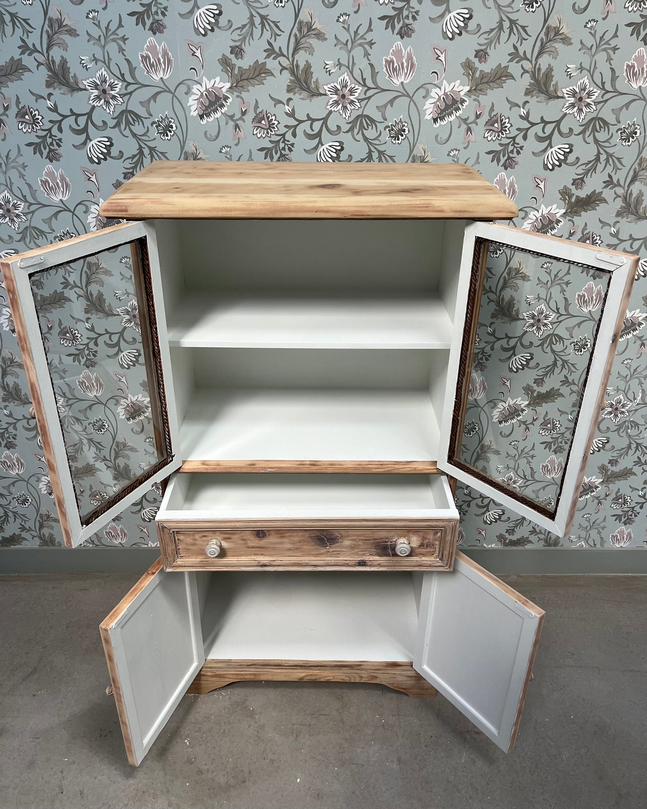 Vitrine en pitchpin