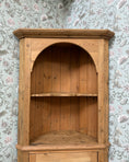Charger l'image dans la visionneuse de la galerie, Encoignure vintage / armoire d’angle en pin
