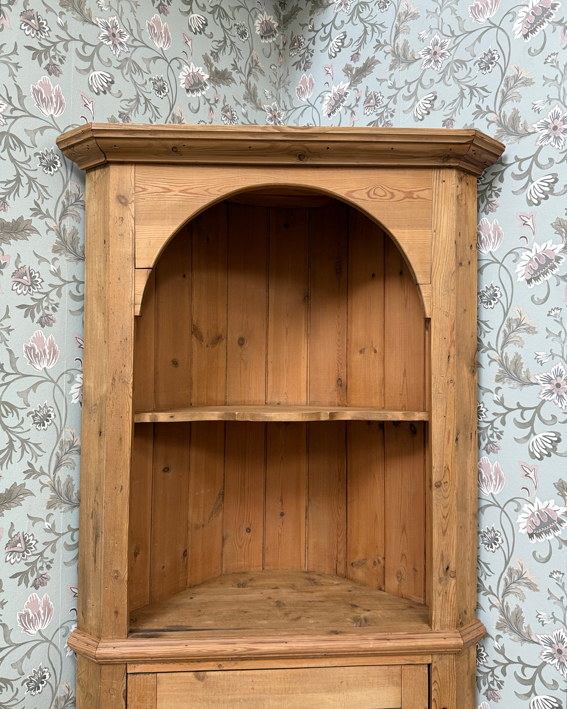 Encoignure vintage / armoire d’angle en pin