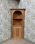 Charger l'image dans la visionneuse de la galerie, Encoignure vintage / armoire d’angle en pin
