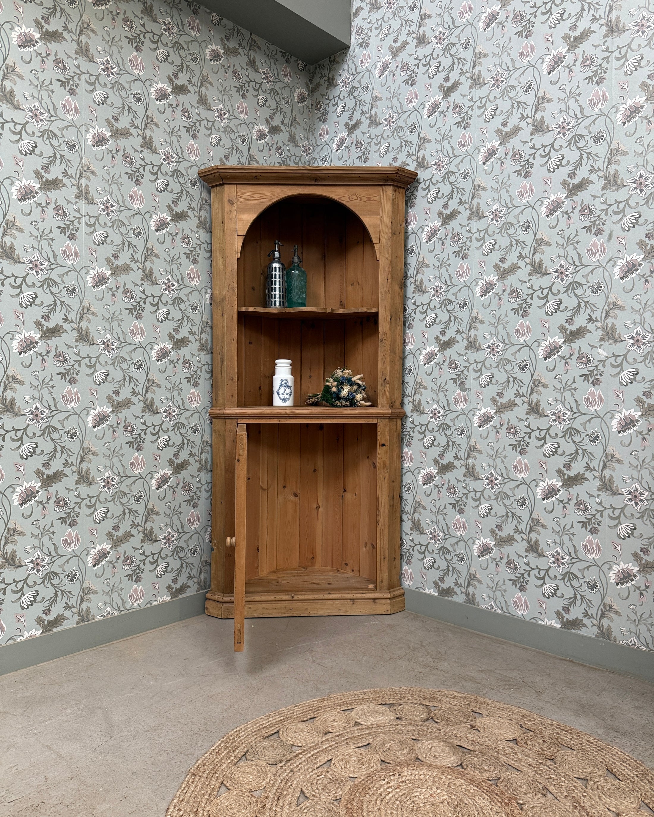 Encoignure vintage / armoire d’angle en pin