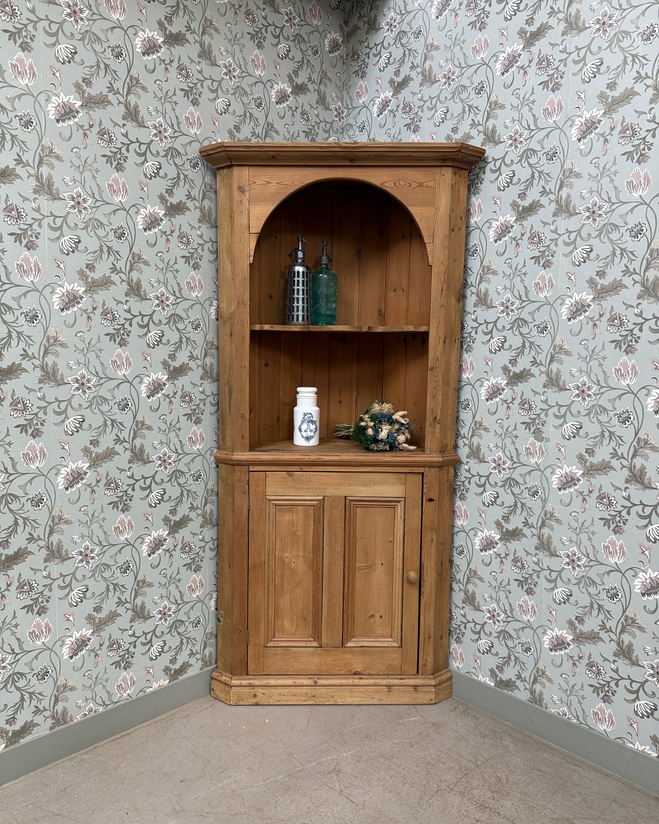Encoignure vintage / armoire d’angle en pin