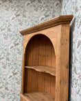 Charger l'image dans la visionneuse de la galerie, Encoignure vintage / armoire d’angle en pin
