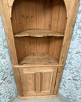 Charger l'image dans la visionneuse de la galerie, Encoignure vintage / armoire d’angle en pin
