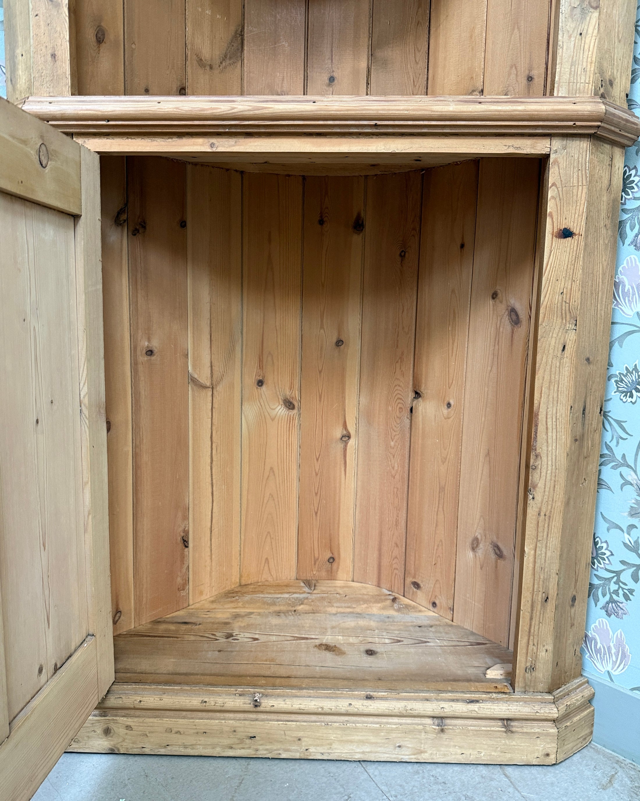Encoignure vintage / armoire d’angle en pin