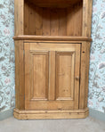 Charger l'image dans la visionneuse de la galerie, Encoignure vintage / armoire d’angle en pin

