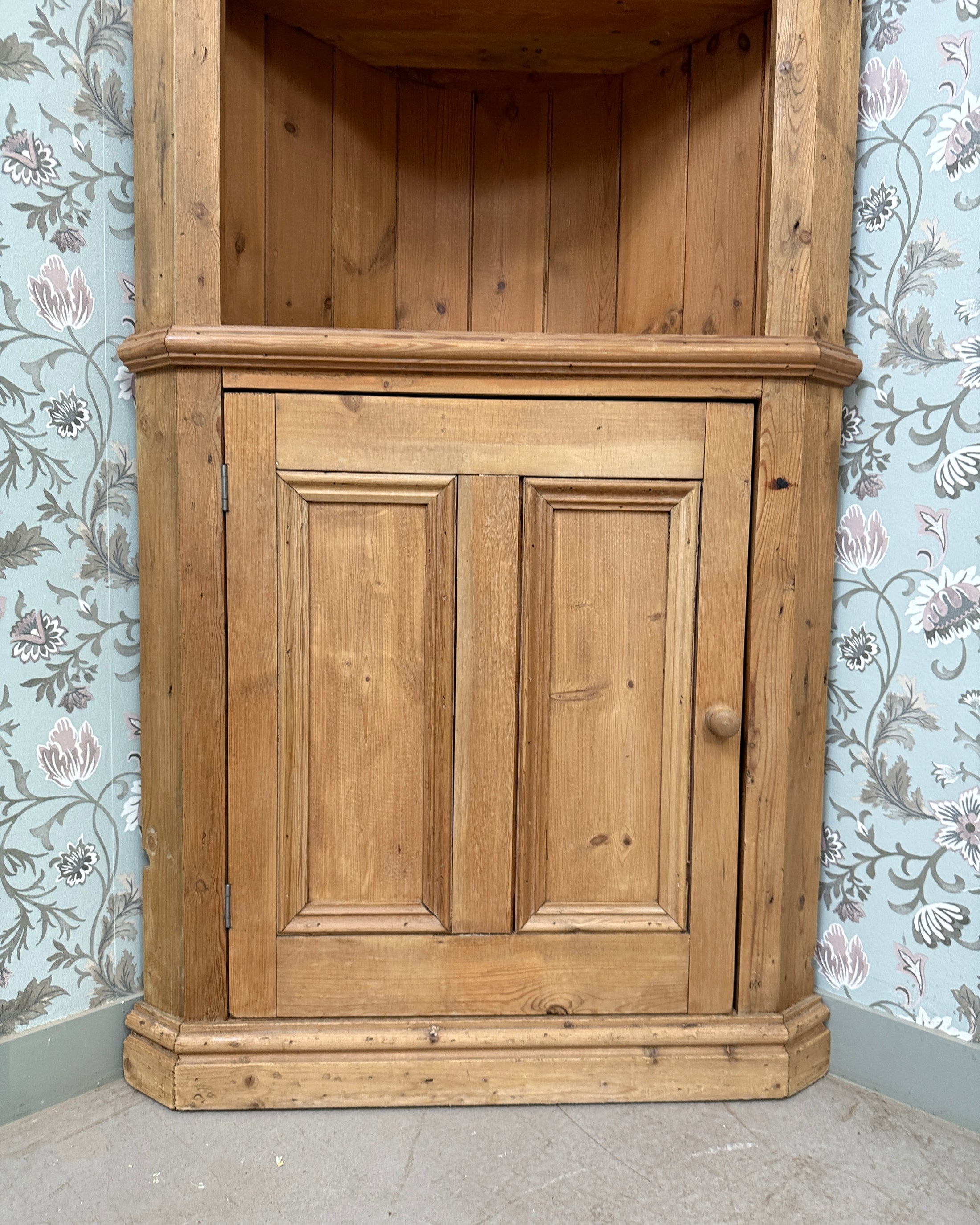 Encoignure vintage / armoire d’angle en pin