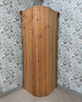 Charger l'image dans la visionneuse de la galerie, Encoignure vintage / armoire d’angle en pin
