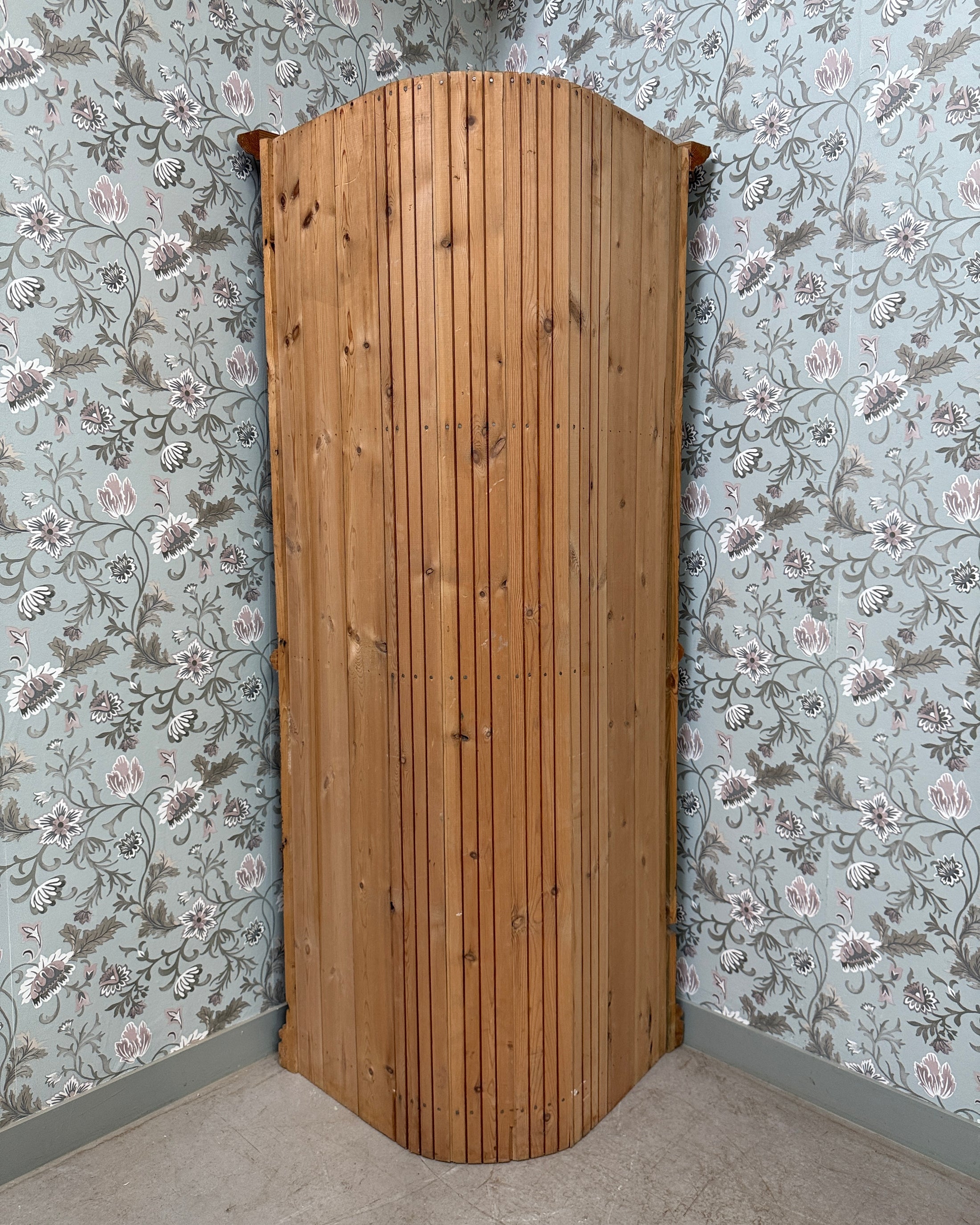 Encoignure vintage / armoire d’angle en pin