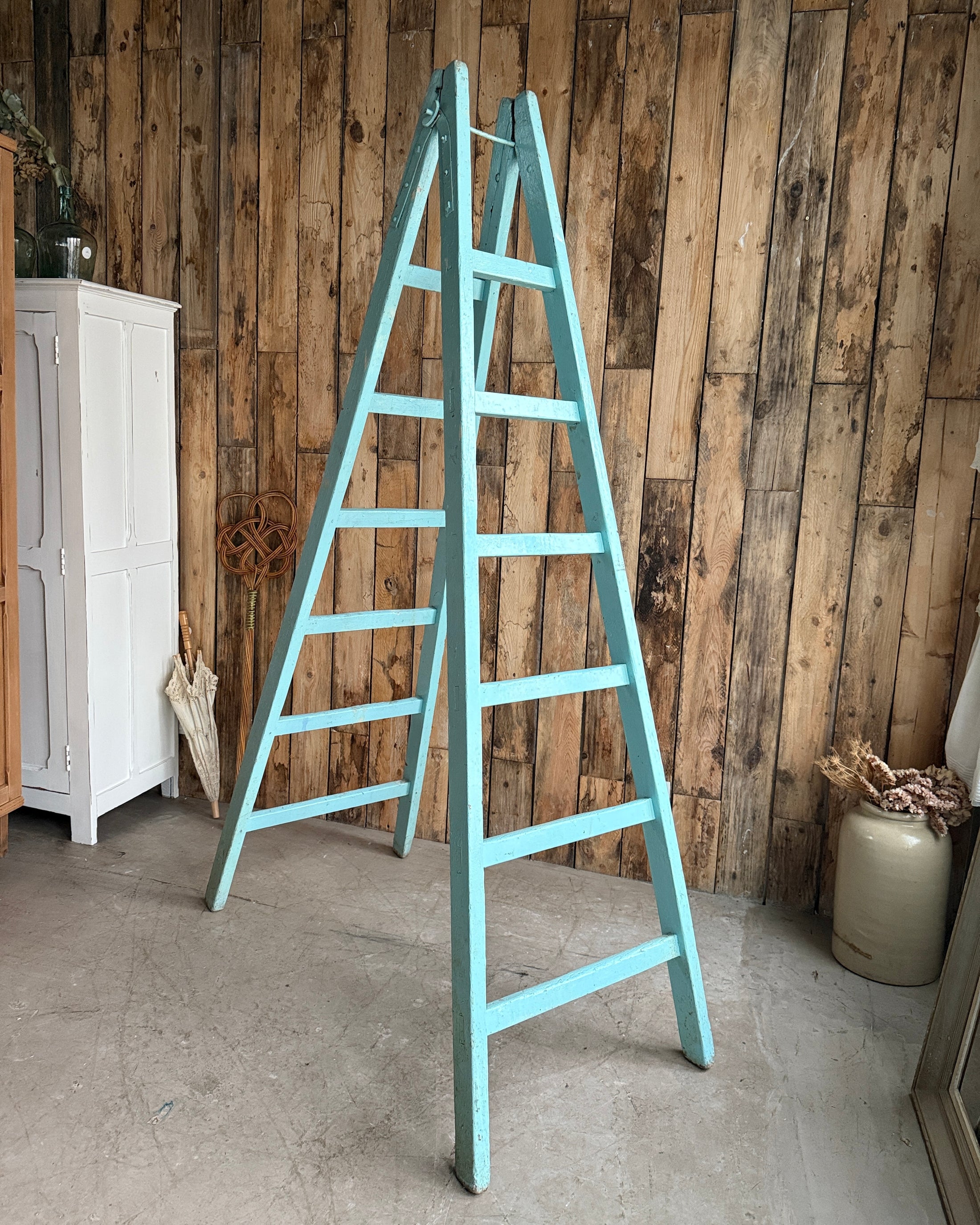 Escabeau ancien patine turquoise
