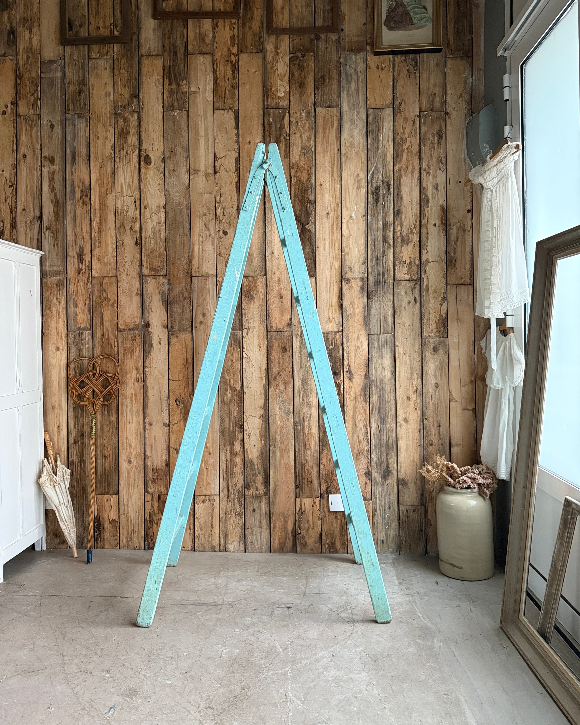 Escabeau ancien patine turquoise