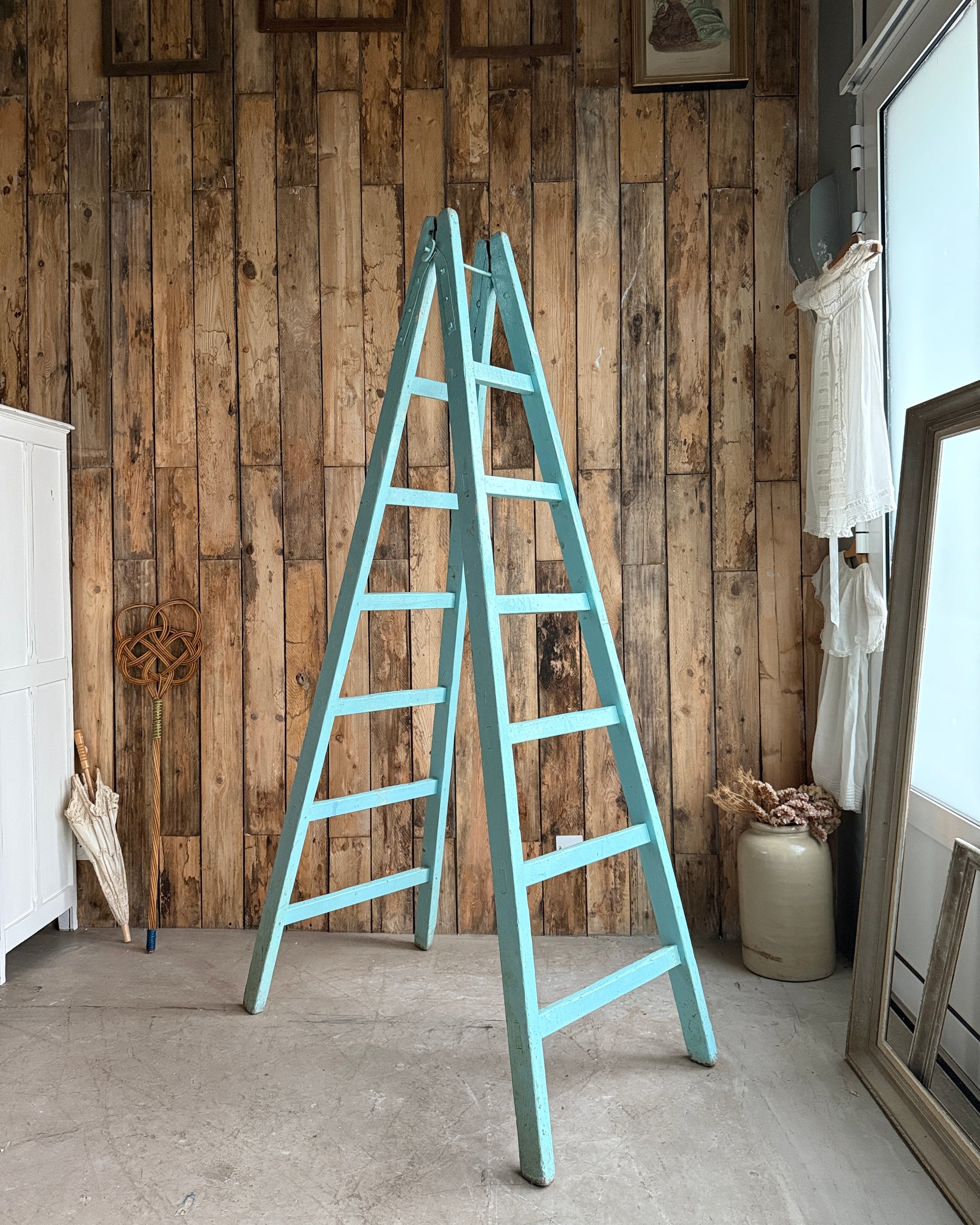 Escabeau ancien patine turquoise