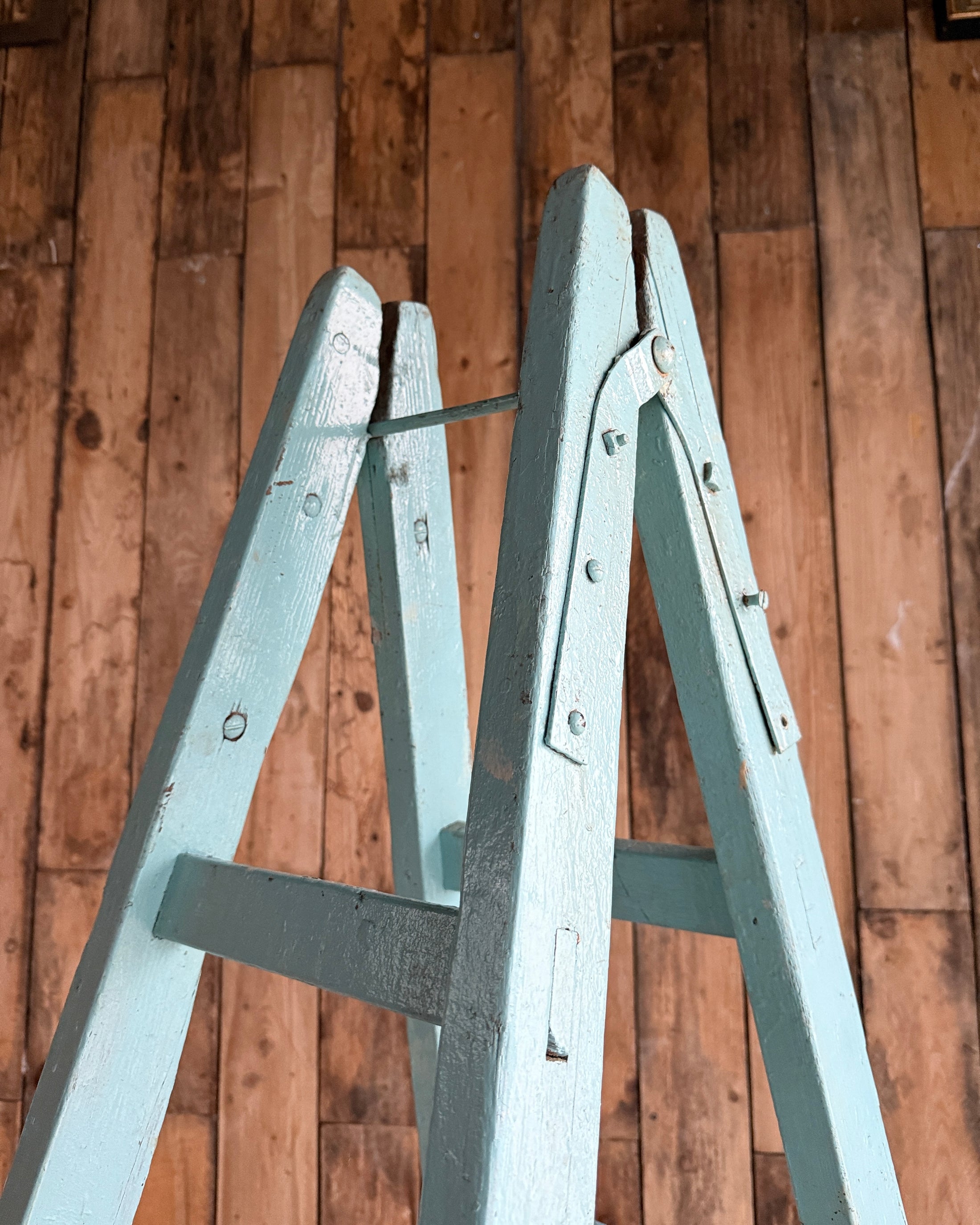 Escabeau ancien patine turquoise