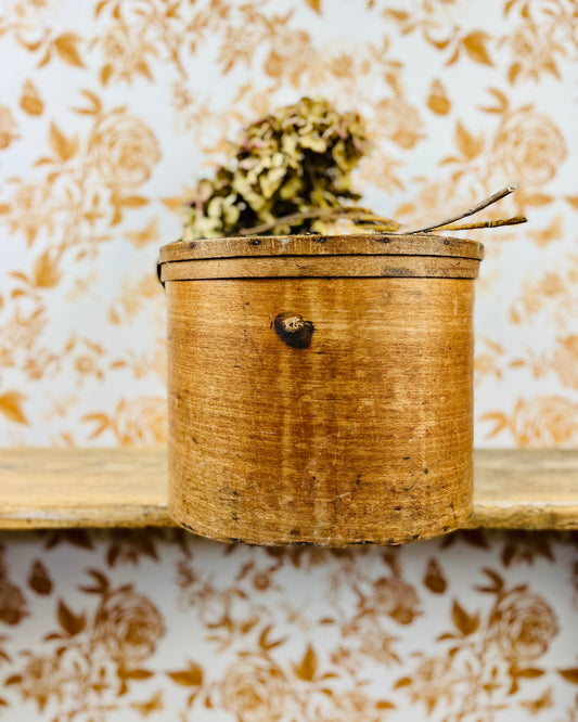 Boîte à chapeaux en bois courbé