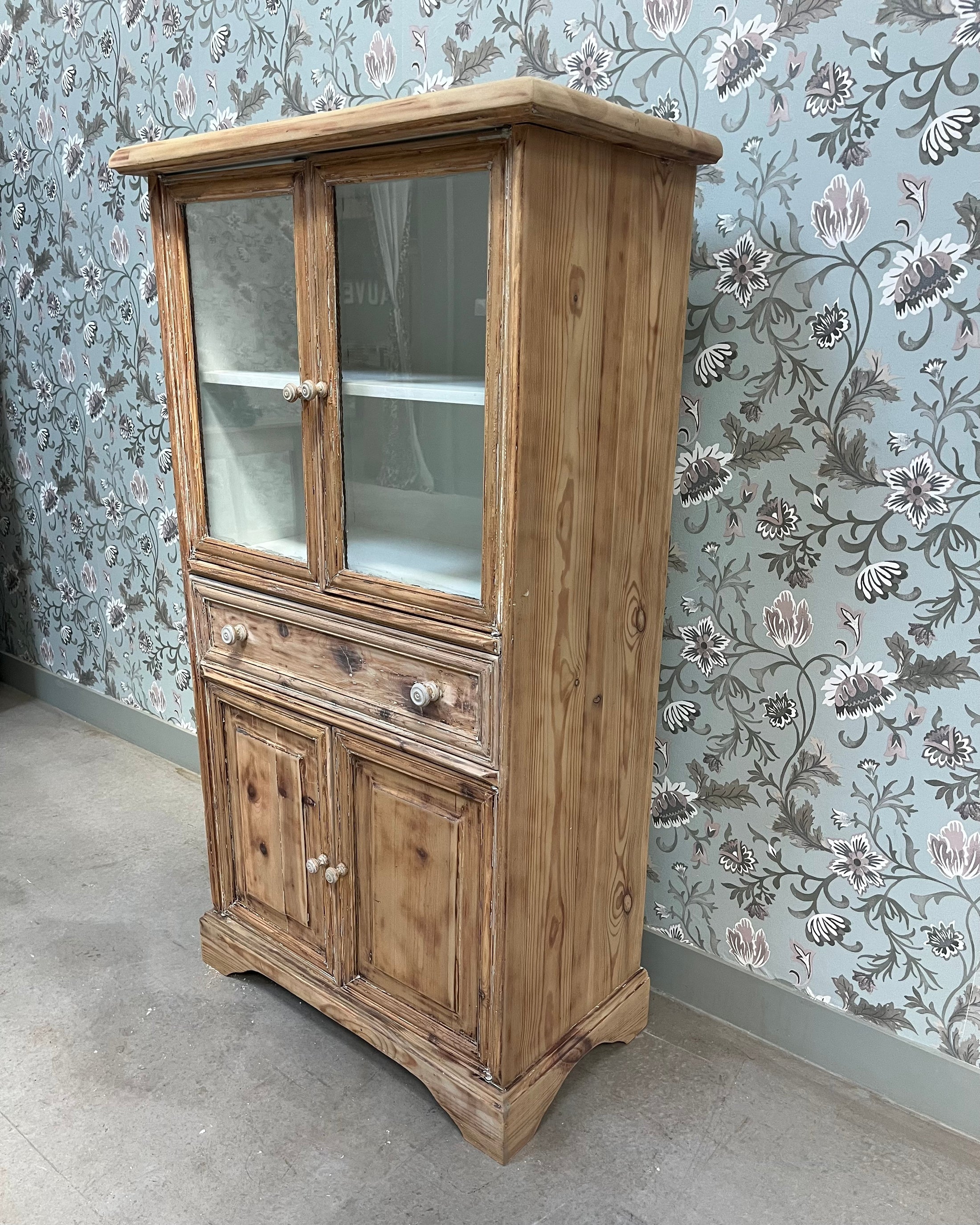 Vitrine en pitchpin