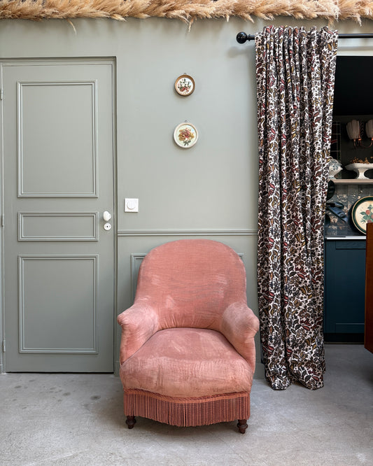 Fauteuil crapaud en velours rose pâle