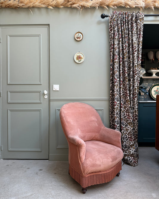 Fauteuil crapaud en velours rose pâle