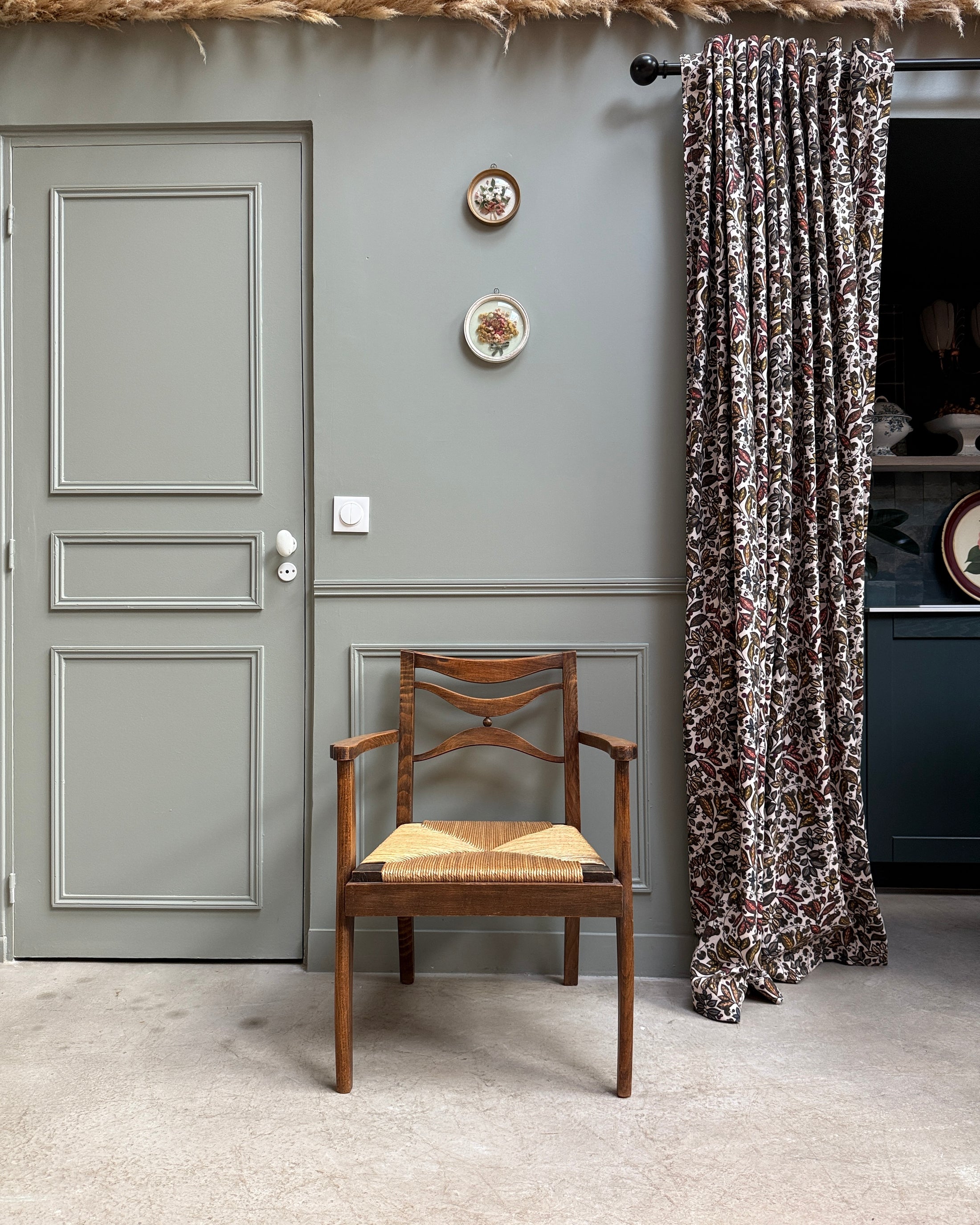 Fauteuil ancien en bois et assise paillée