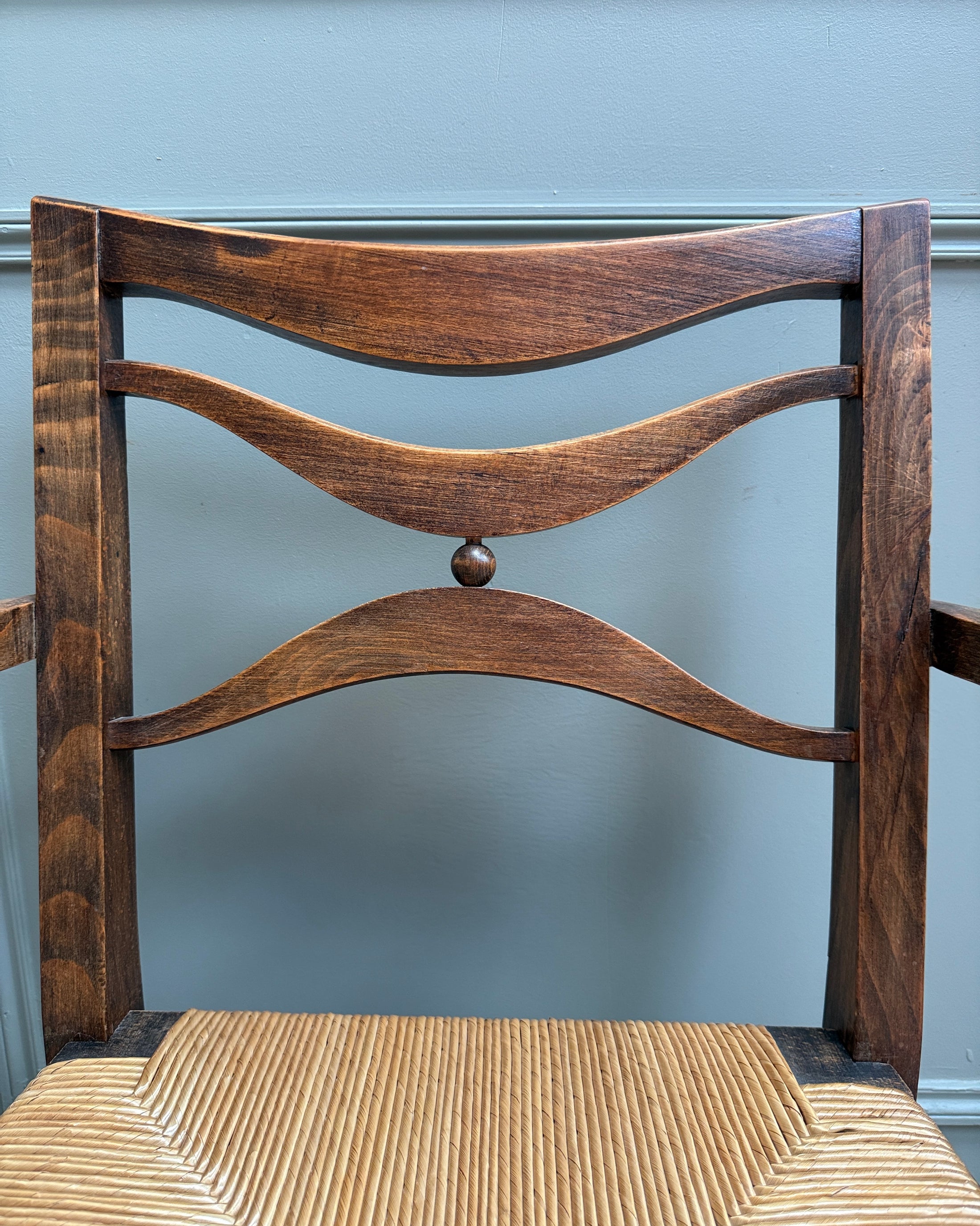 Fauteuil ancien en bois et assise paillée