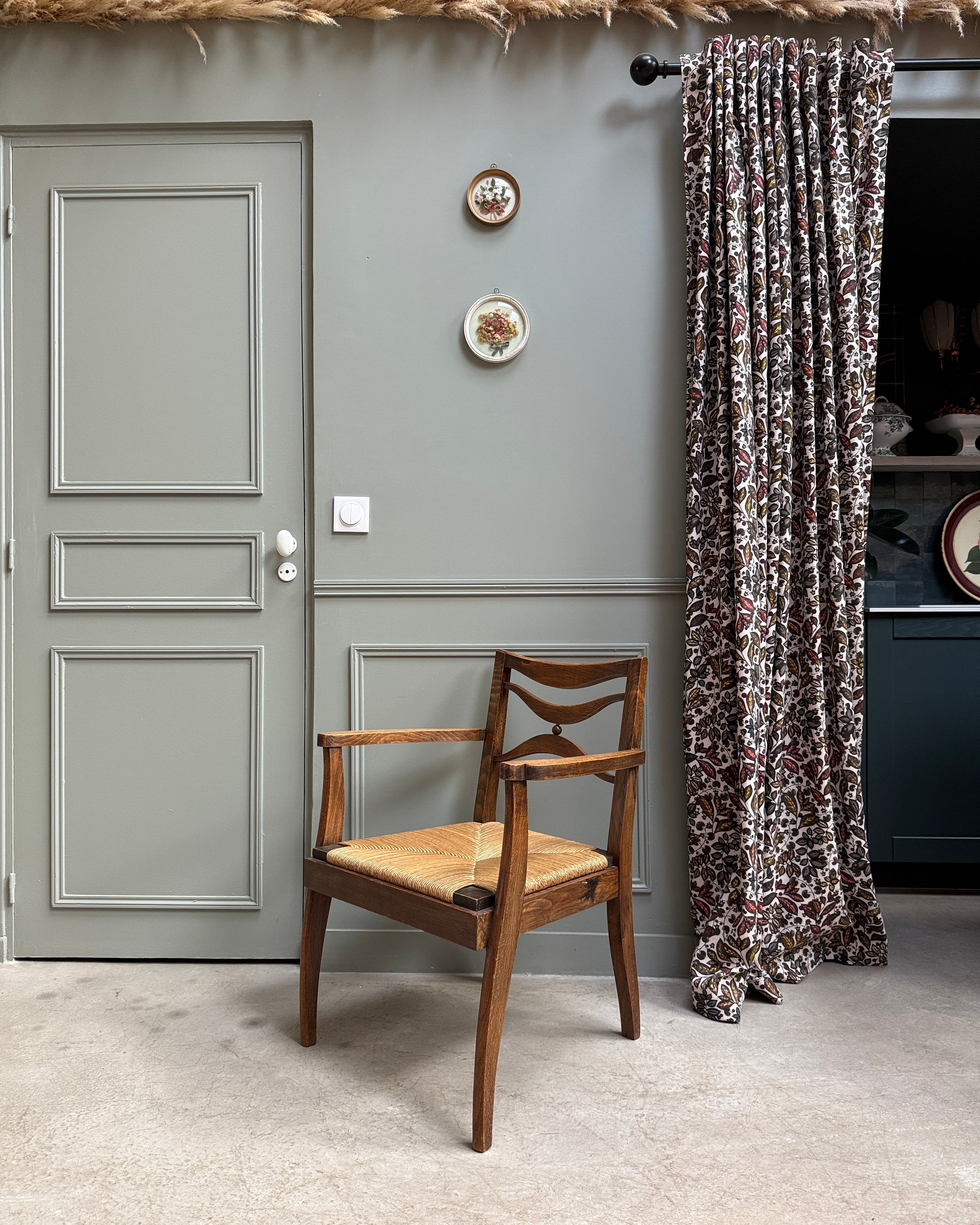 Fauteuil ancien en bois et assise paillée