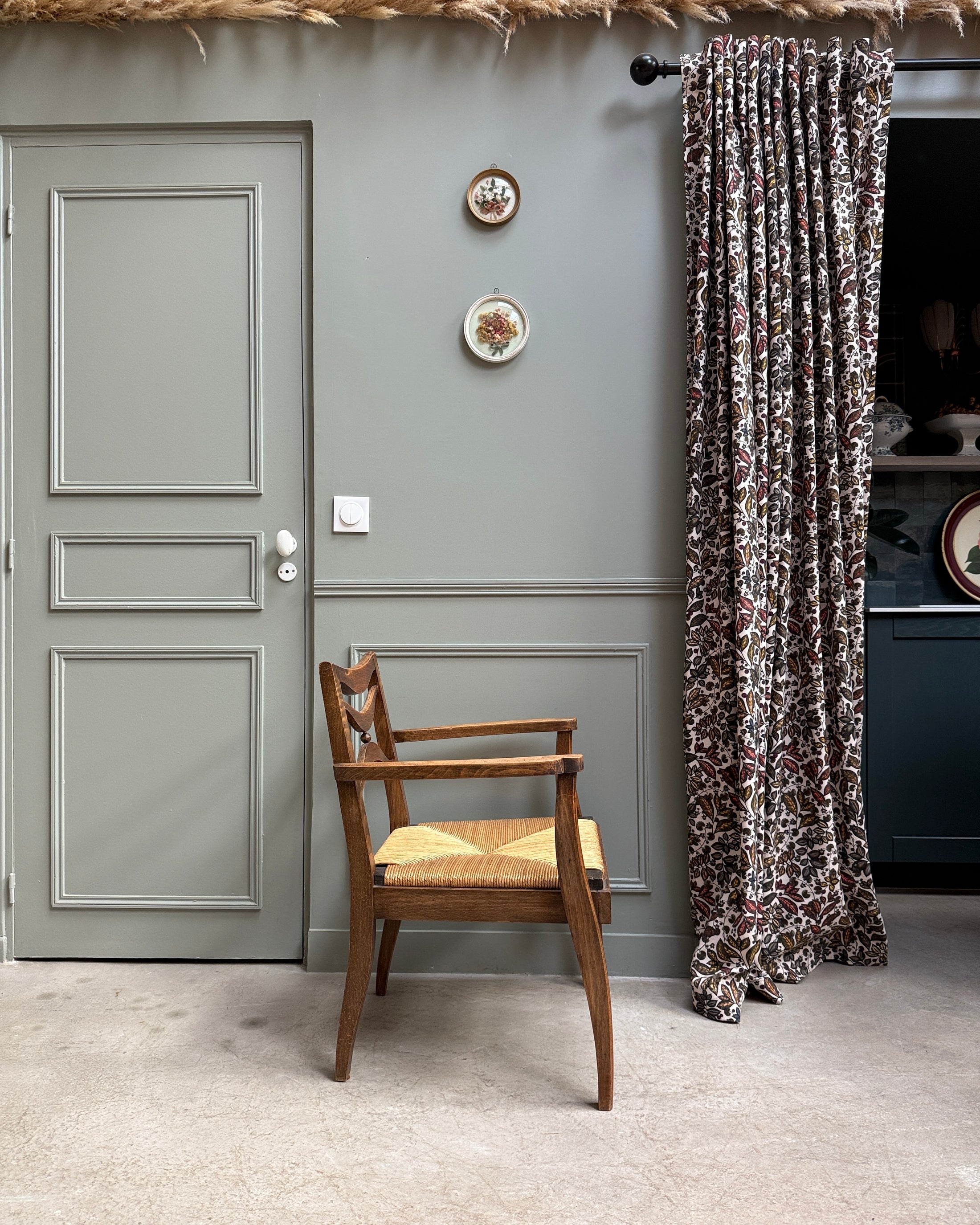 Fauteuil ancien en bois et assise paillée