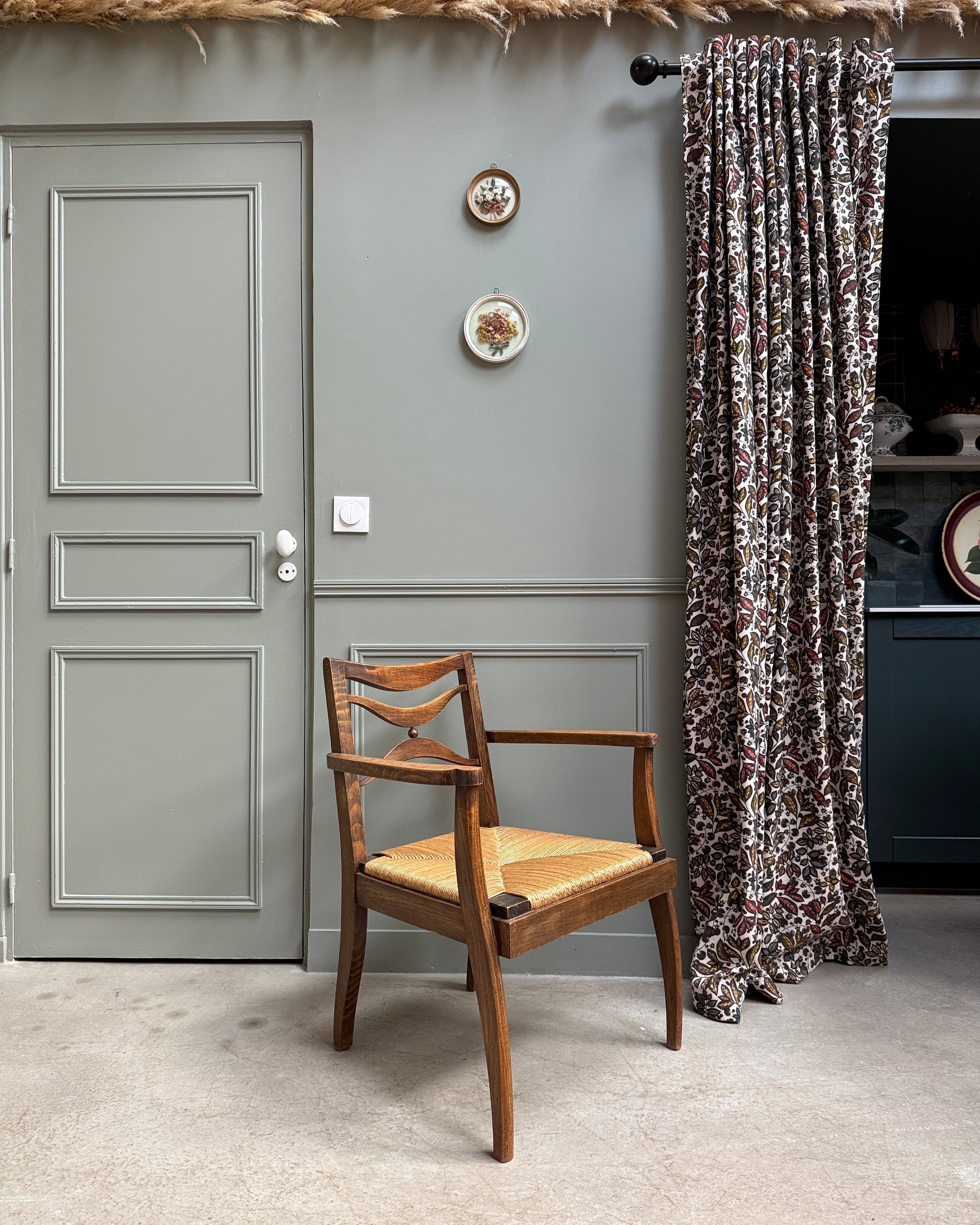 Fauteuil ancien en bois et assise paillée