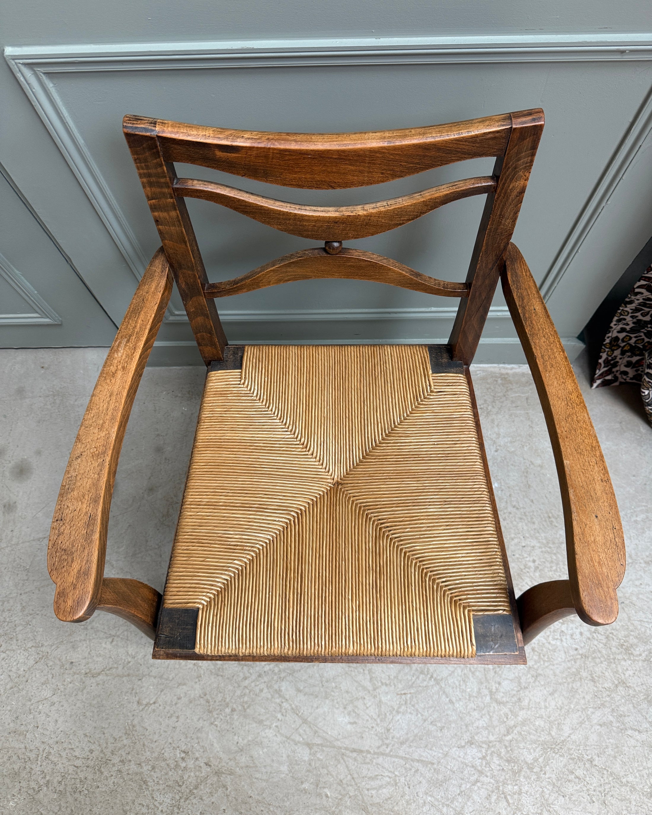 Fauteuil ancien en bois et assise paillée