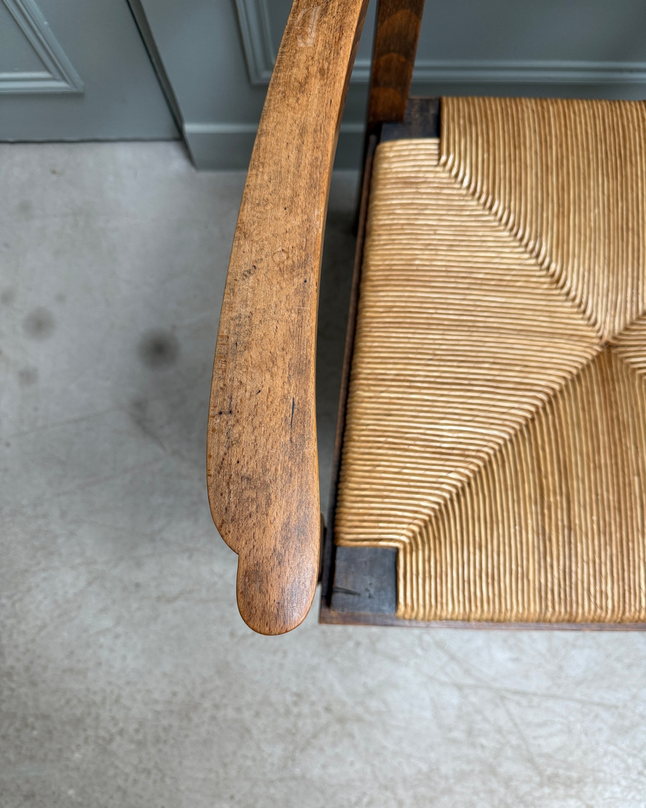 Fauteuil ancien en bois et assise paillée