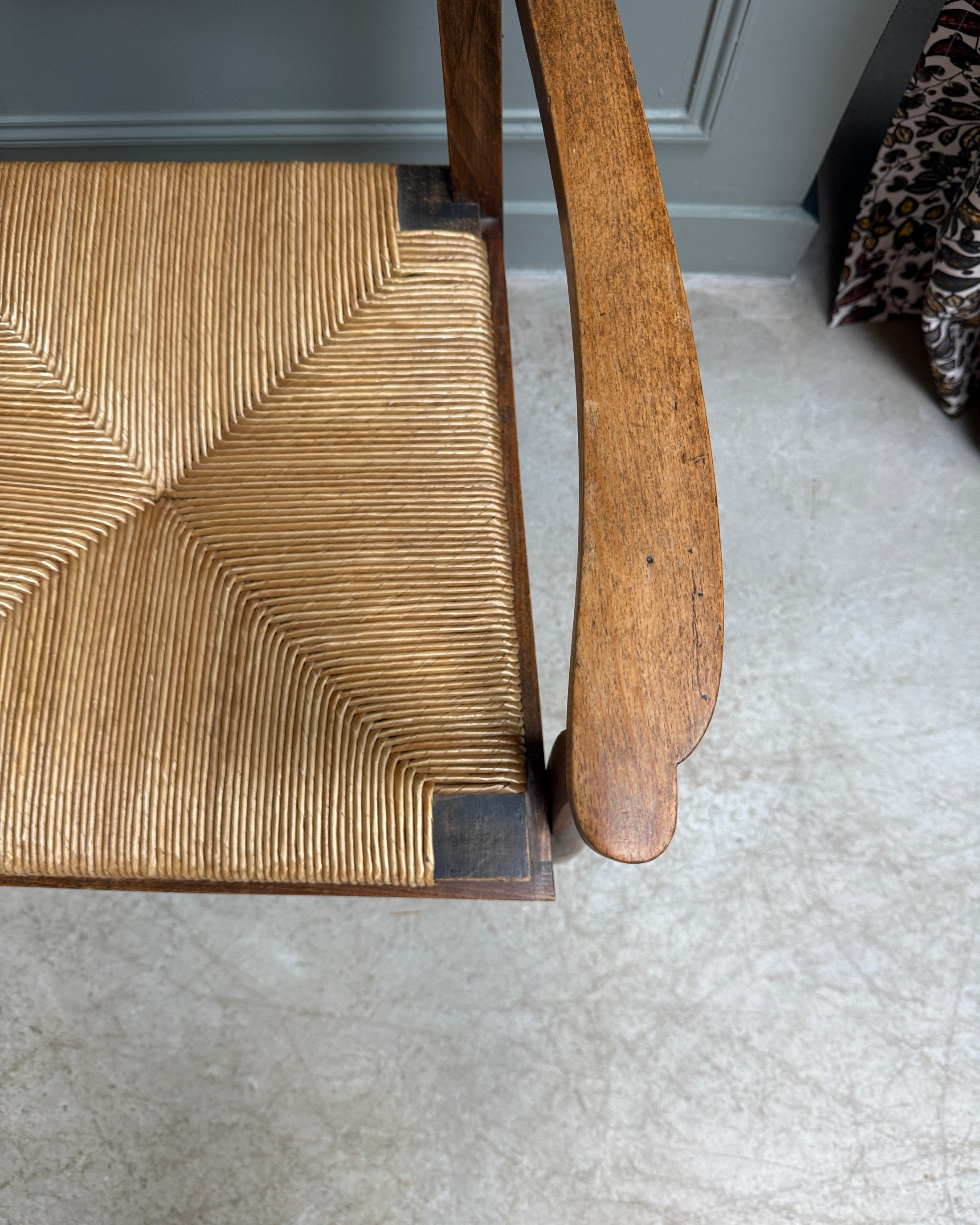 Fauteuil ancien en bois et assise paillée