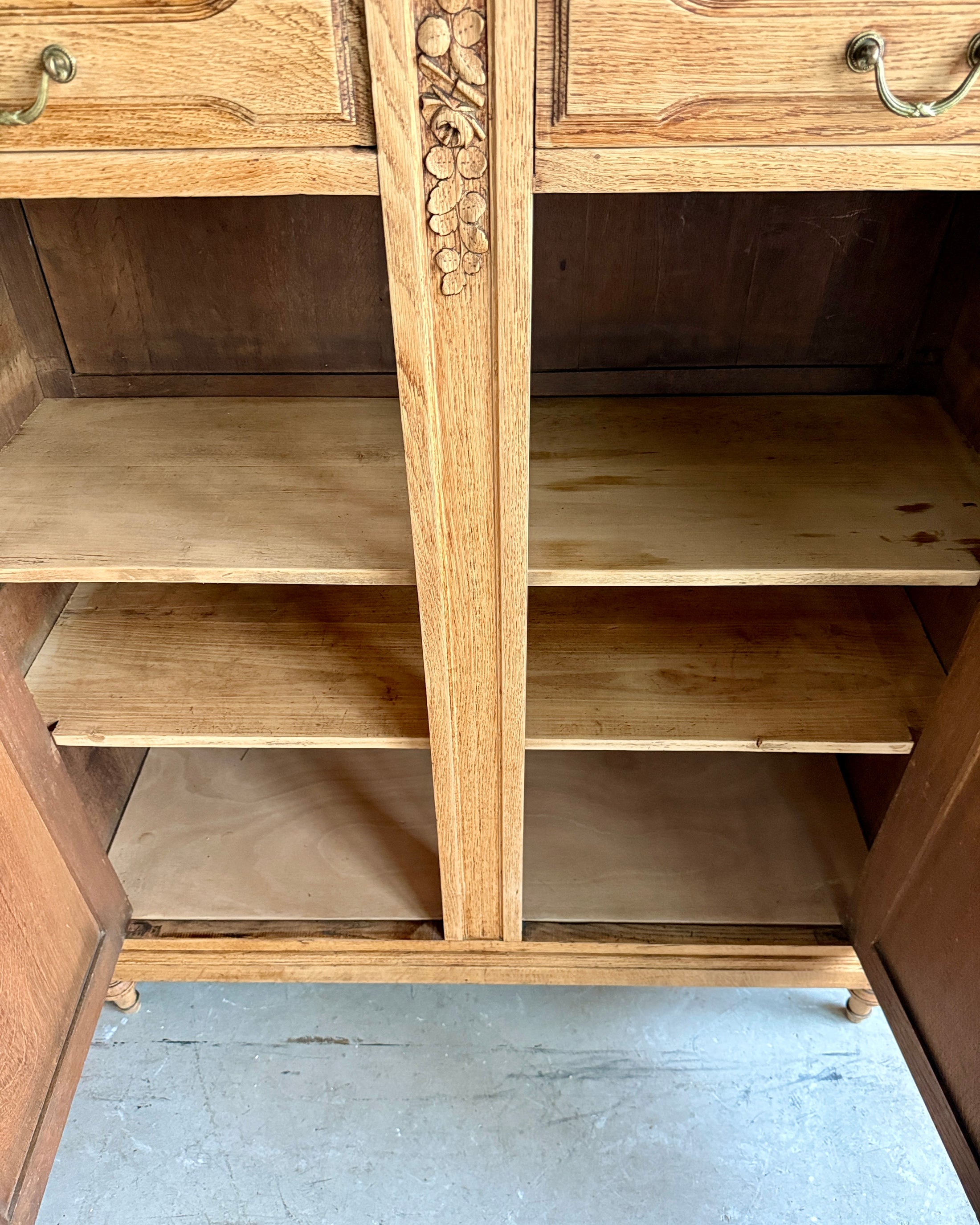 Grand buffet haut en chêne