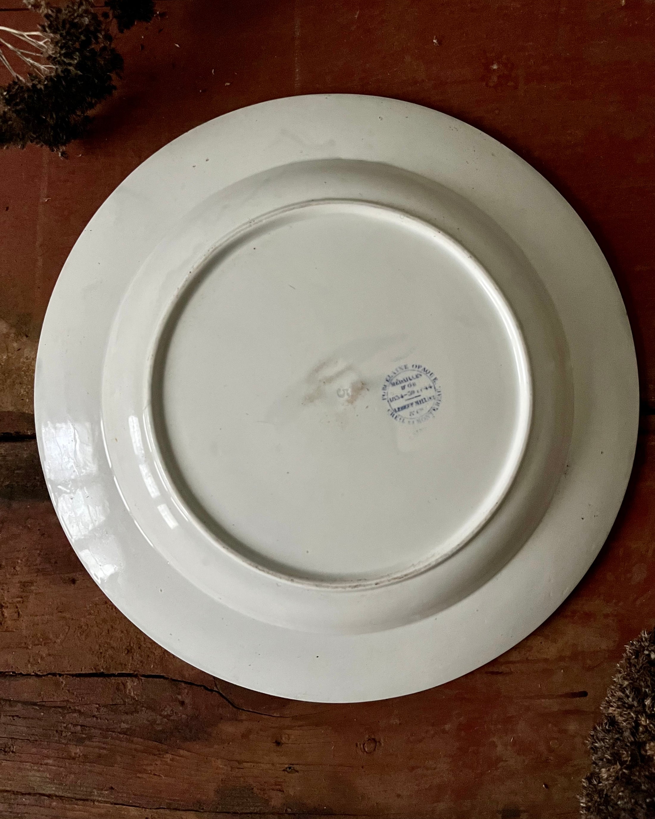 Plat rond semi-creux terre de fer Creil & Montereau