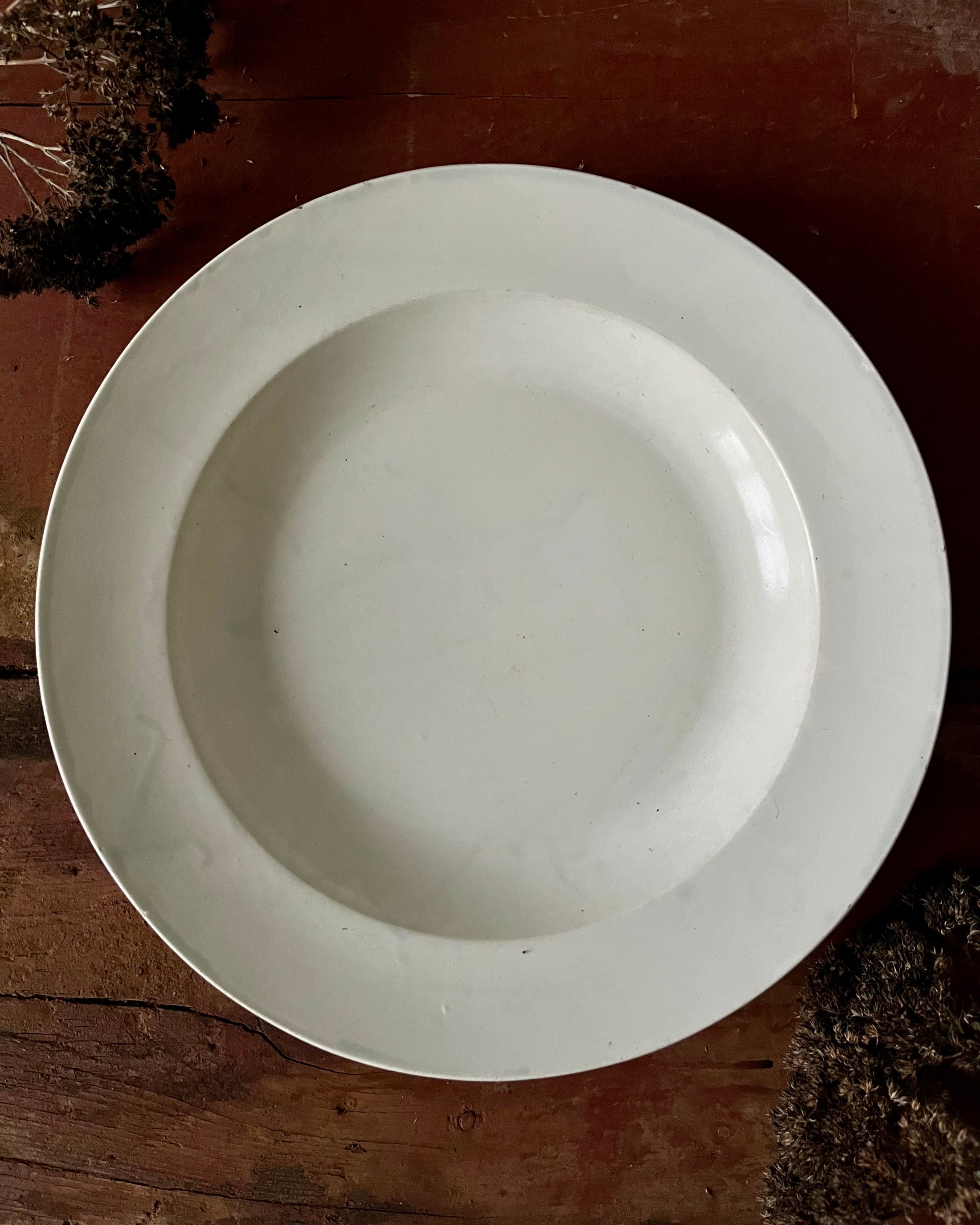 Plat rond semi-creux terre de fer Creil & Montereau