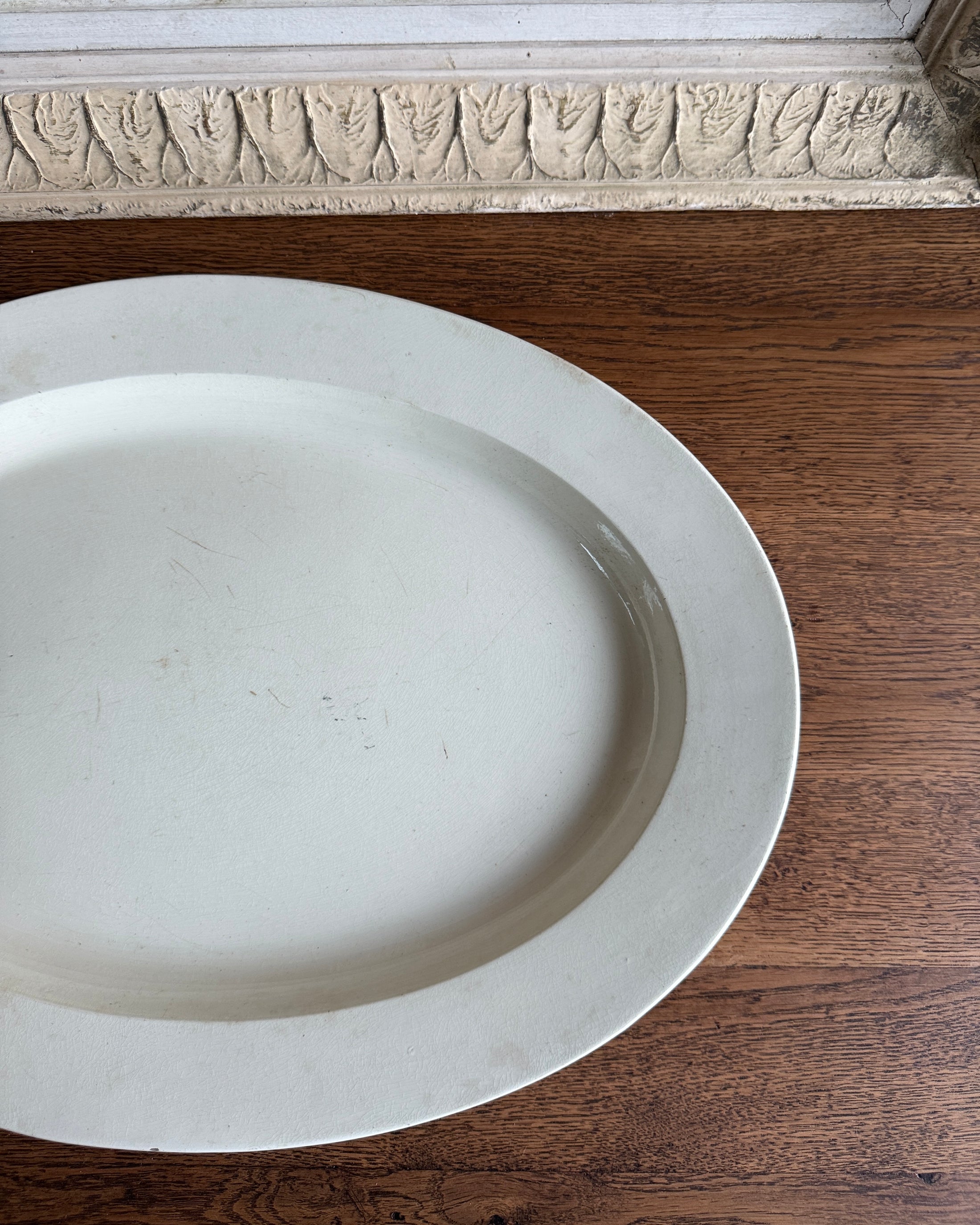 Grand plat blanc terre de fer