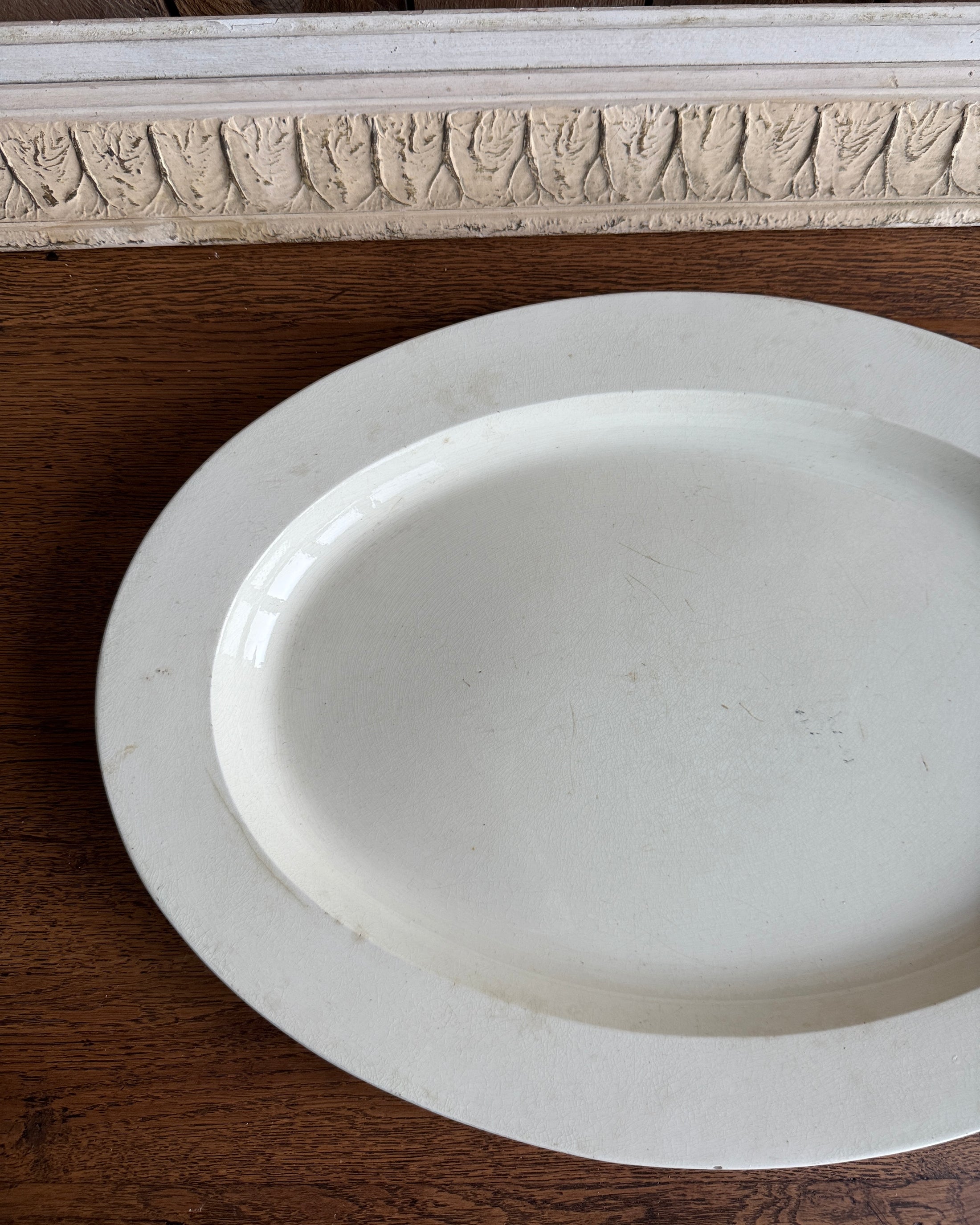 Grand plat blanc terre de fer
