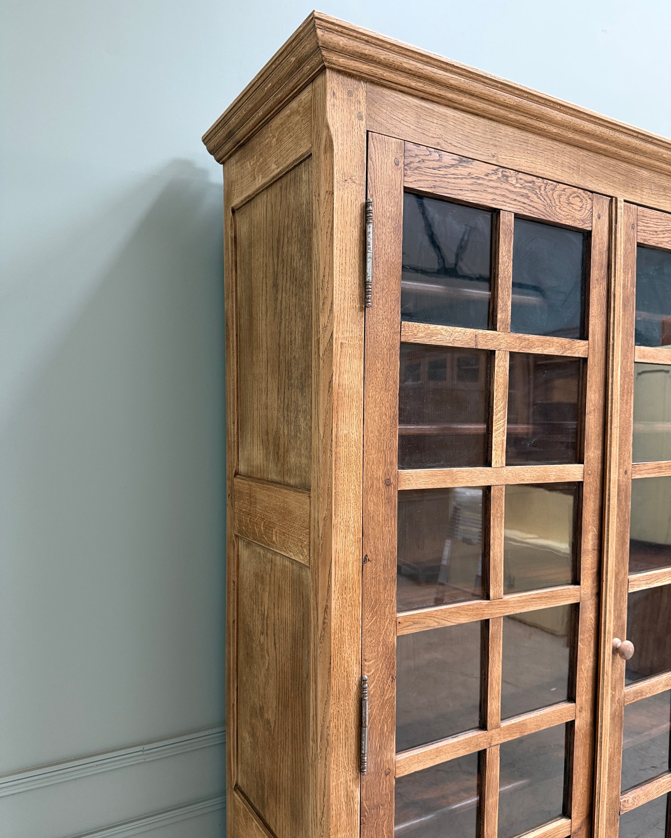 Grande vitrine vintage en chêne