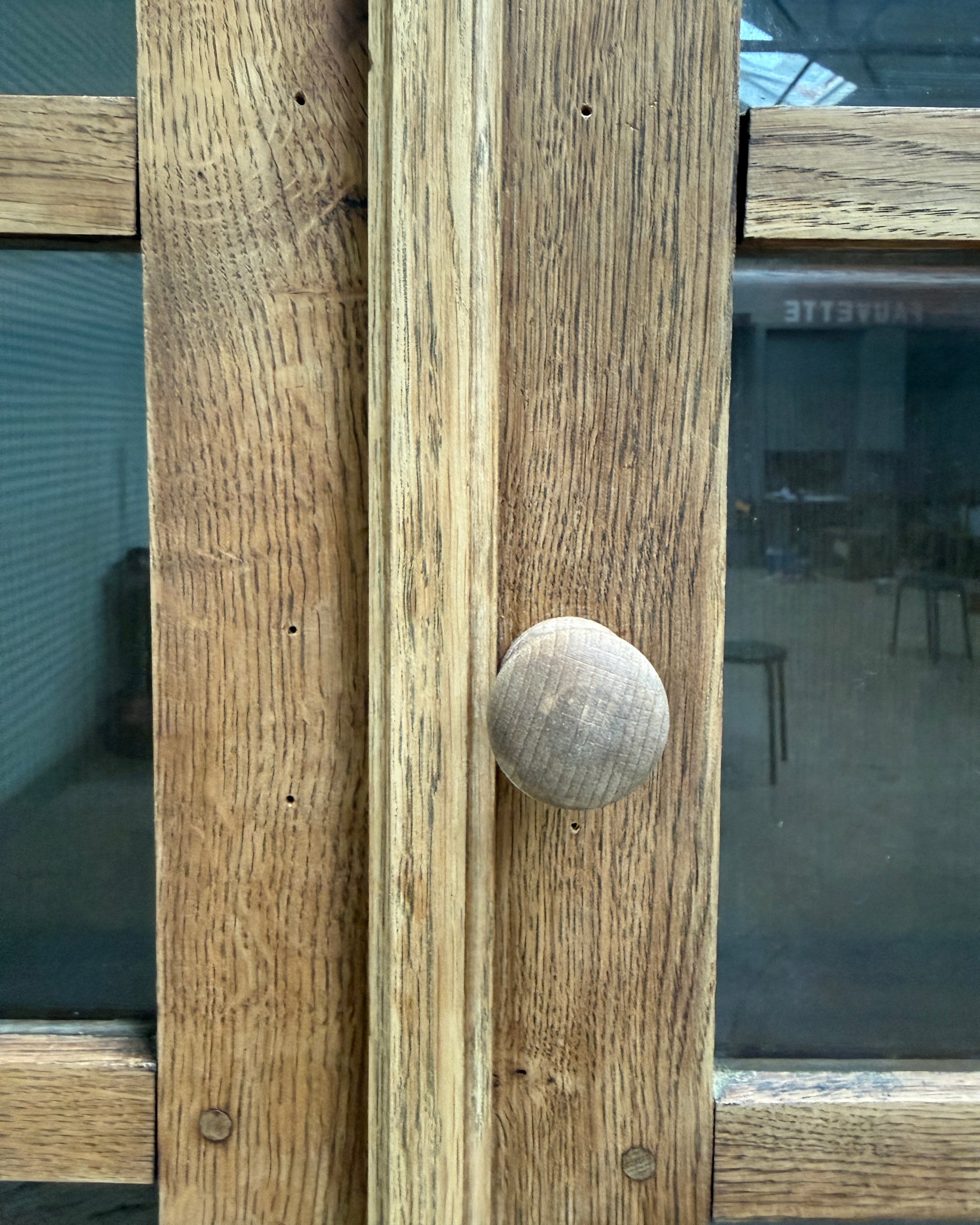 Grande vitrine vintage en chêne
