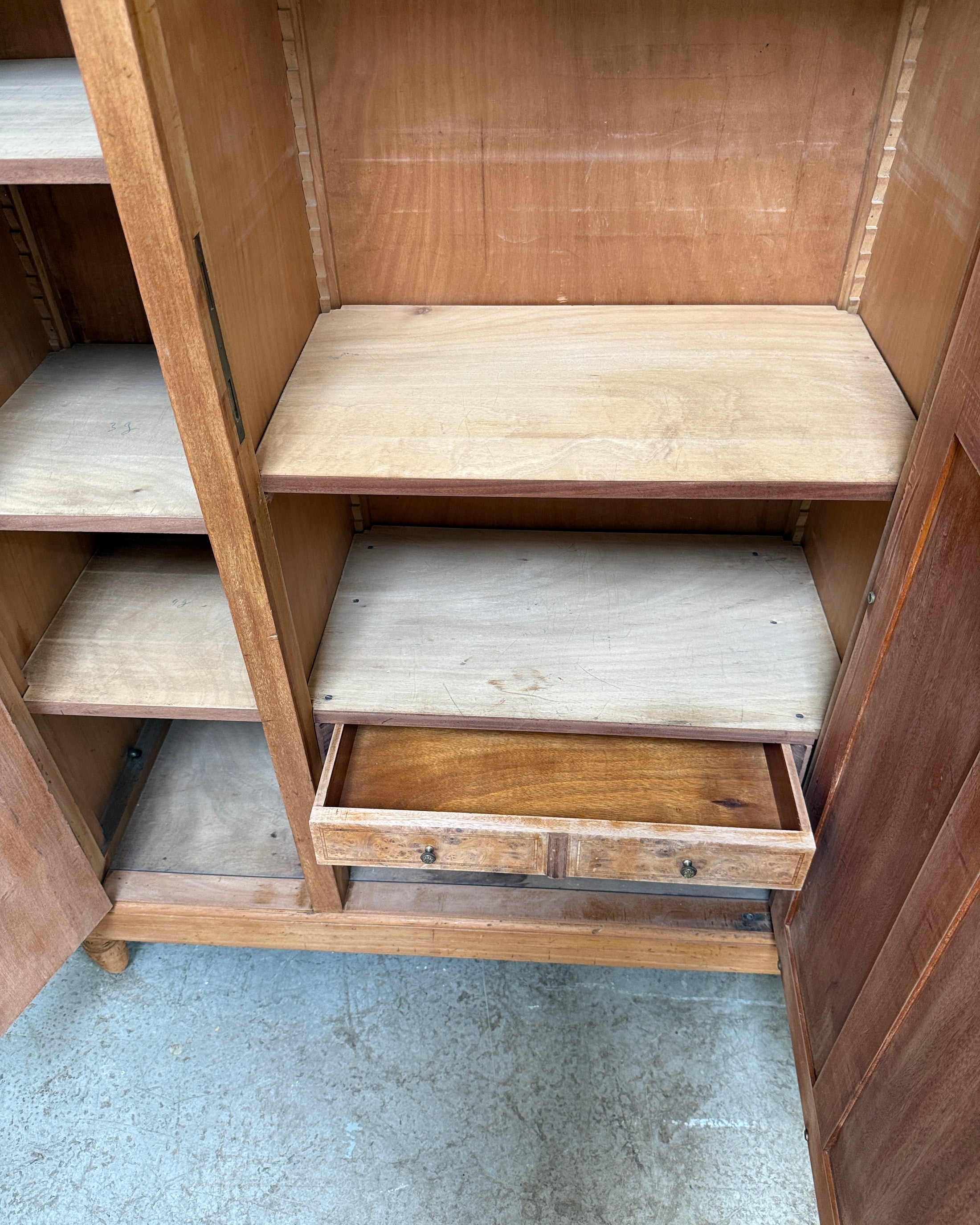 Grande armoire Art Déco en érable moucheté
