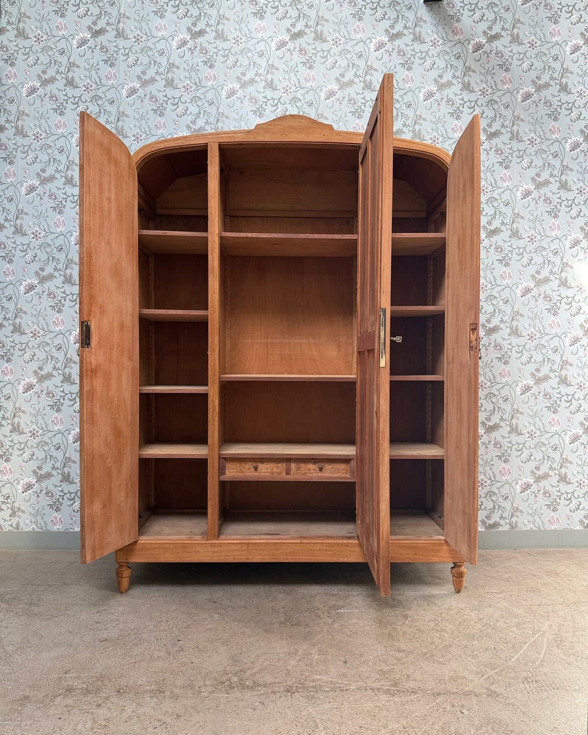 Grande armoire Art Déco en érable moucheté