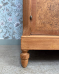 Charger l'image dans la visionneuse de la galerie, Grande armoire Art Déco en érable moucheté
