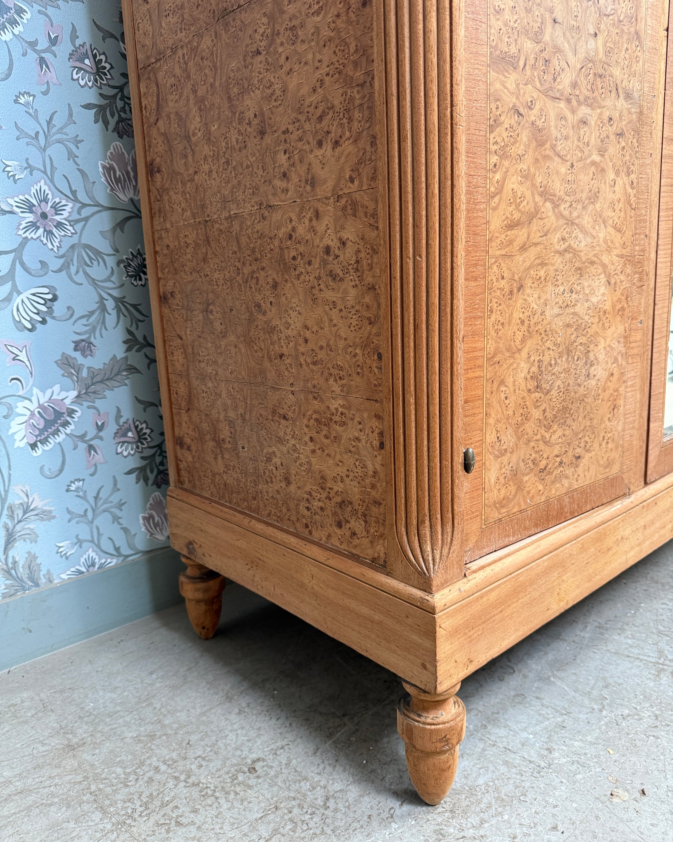 Grande armoire Art Déco en érable moucheté
