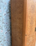 Charger l'image dans la visionneuse de la galerie, Grande armoire Art Déco en érable moucheté
