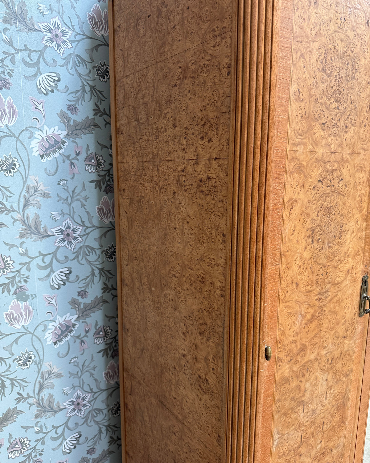 Grande armoire Art Déco en érable moucheté