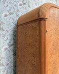 Charger l'image dans la visionneuse de la galerie, Grande armoire Art Déco en érable moucheté
