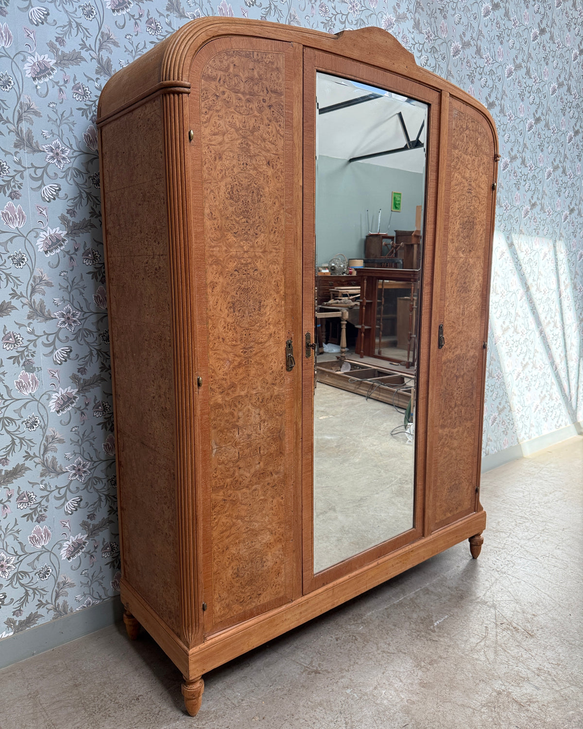 Grande armoire Art Déco en érable moucheté
