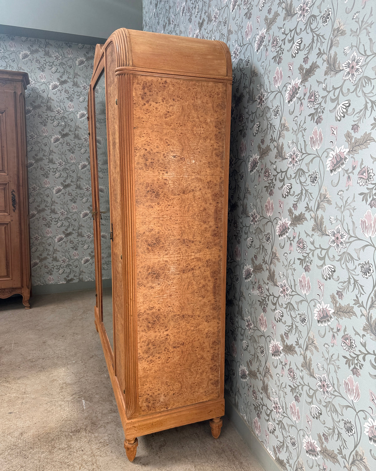 Grande armoire Art Déco en érable moucheté